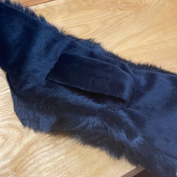 Black faux fur scarf - Picture 2 of 3
